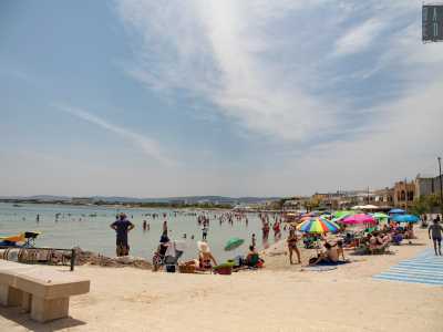 E superato l�edificio dopo qualche passo ci ritroviamo sulla spiaggia principale